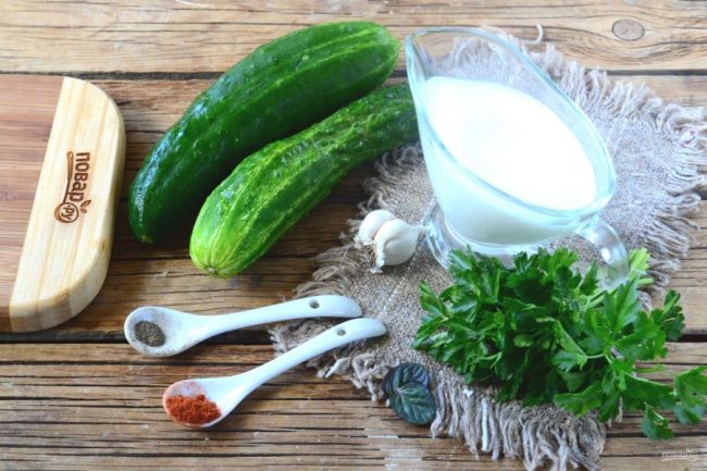 Ингредиенты для диетического салата из огурцов