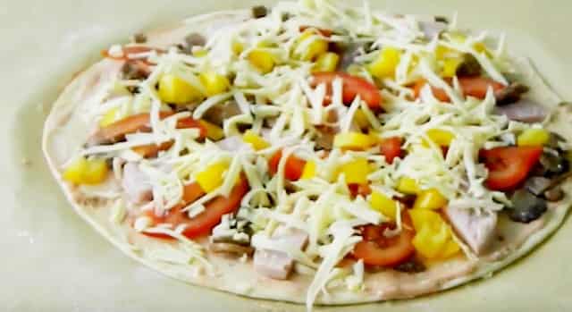 Рецепт домашней пиццы «Важур» с грибами, помидорами, перцем и сыром