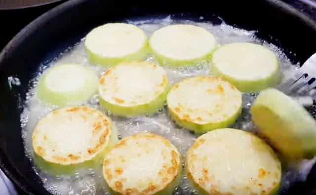 Рецепт приготовления кабачков в кляре на сковороде с сыром и чесноком