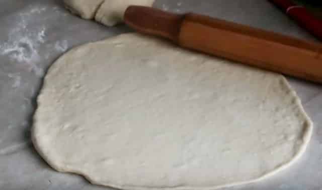 Раскатываем тесто для грибной пиццы