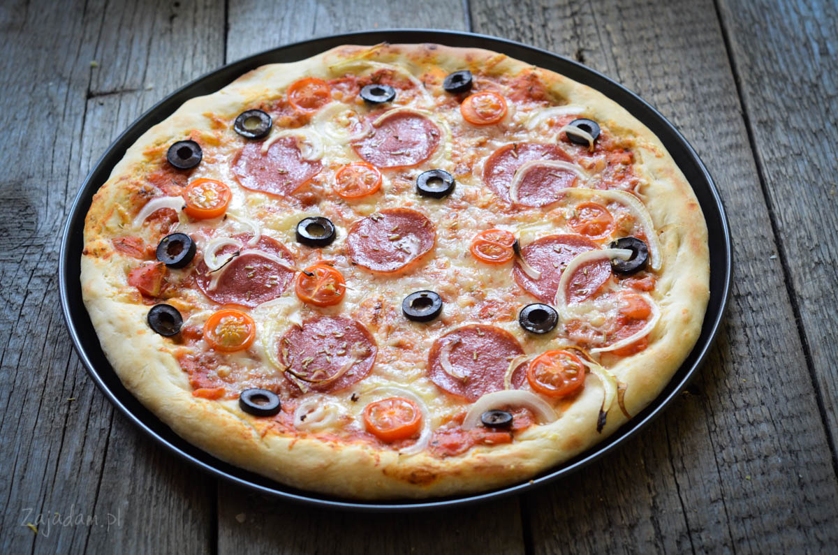 Что нужно для домашней пиццы. "Пицца". Пицца домашняя круглая. Начинка для пиццы. Пицца в духовке.