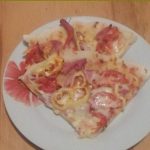 Домашняя пицца с колбасой сыром и помидорами