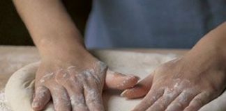 готовим тесто для пиццы