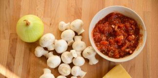 Продукты для пиццы с грибами