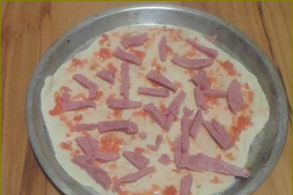 Нарезать колбасу для пиццы