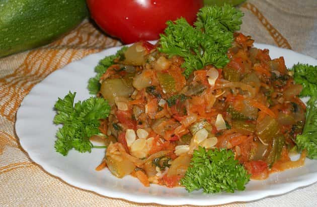 Тушеные кабачки с овощами в сметане