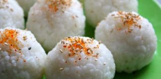 Японские рисовые шарики с сыром и каперсами