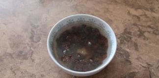 Изюм необходимо предварительно залить горячей водой