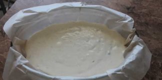 Выкладываем творожную запеканку в форму для выпечки