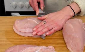 Куриную грудку разделать на филе, филе разрезать вдоль на два пласта.