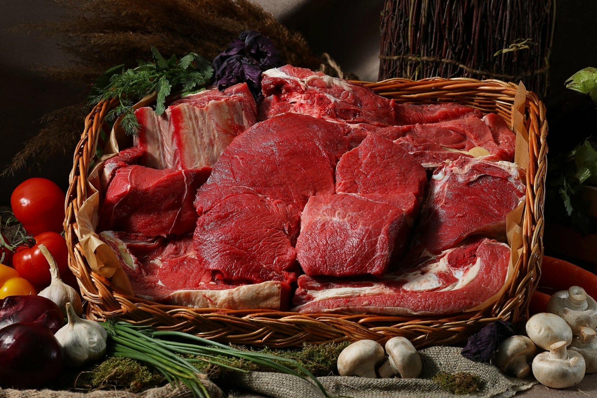 Видеть много мяса. Фермерское мясо. Мясо говядина. Мясо в ассортименте. Мясо и мясопродукты.
