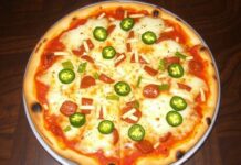 Пицца с чоризо и халапеньо: острота Испании на вашей тарелке Пицца с чоризо и халапеньо: острота Испании на вашей тарелке