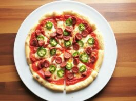 Пицца с чоризо и халапеньо: острота Испании в каждом укусе