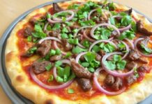 Пицца с говядиной и красным луком: сытный ужин с пикантными нотками