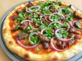 Пицца с говядиной и красным луком: сытный ужин с пикантными нотками