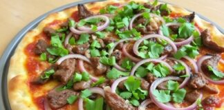 Пицца с говядиной и красным луком: сытный ужин с пикантными нотками