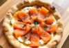Пицца с копчёным лососем и сливочным сыром: искусство небольшого ужина на тонкой корочке