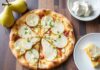 Пицца с грушей и горгонзолой: десерт для гурманов