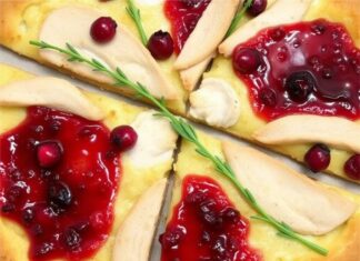 Праздничная пицца с индейкой и клюквенным джемом: рецепт, который заиграет на столе