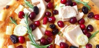 Праздничная пицца с индейкой, клюквой и розмарином: рецепт, который согревает гостей