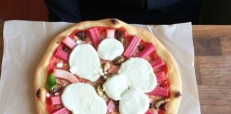 Пицца с ревенём и рикоттой: необычный микс