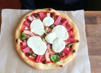 Пицца с ревенём и рикоттой: необычный микс