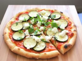 Пицца с цукини и фетой: лёгкий летний вариант