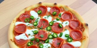 Острота и свежесть в одном блюде: пицца с пепперони, халапеньо и соусом ранч