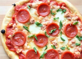 Пицца с пепперони и томатной пастой: быстрая классика