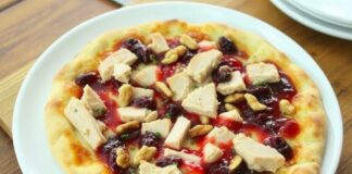 Пицца с индейкой, клюквенным соусом и орехами: праздничный вариант, который удивит гостей