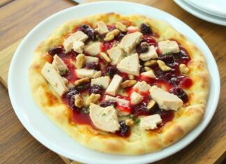 Пицца с индейкой, клюквенным соусом и орехами: праздничный вариант, который удивит гостей