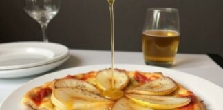 Пицца с грушей и мёдом: сладкое завершение ужина