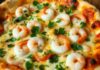 Пицца с креветками, чесноком и петрушкой: морской аромат в каждом кусочке