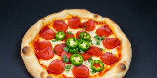 Пицца с салями и халапеньо: острота по‑мексикански