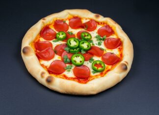 Пицца с салями и халапеньо: острота по‑мексикански