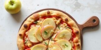 Пицца с чеддером и яблоком: сладость и острый контраст на тонком тесте